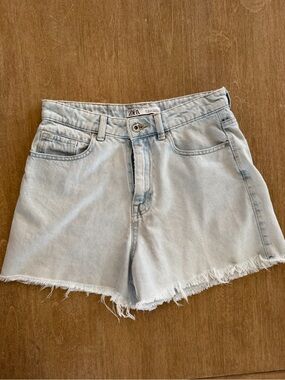 Zara Light Wash Raw Hem Denim Shorts Size 4